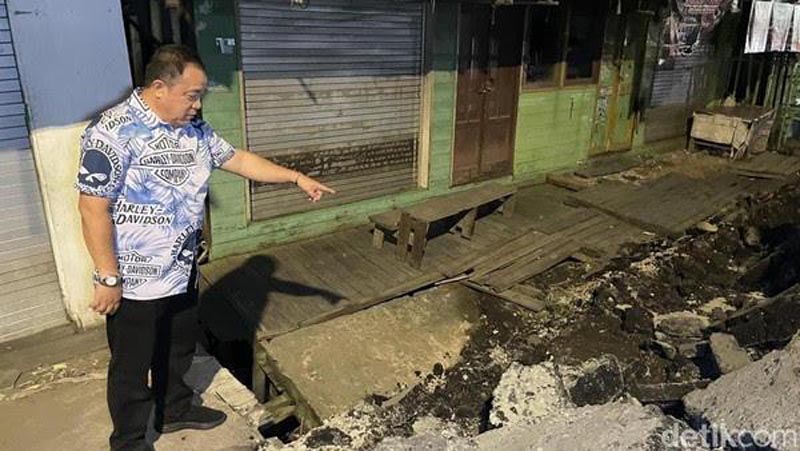 Rosehan Pantau Jalan Terbelah dan Runtuh Sungai Lulut Anggota Komisi III DPRD Provinsi Kalsel HM Rosehan NB saat pantau langsung Jalan Sungai Lulut yang terbelah dan runtuh. (foto:mb/rds)