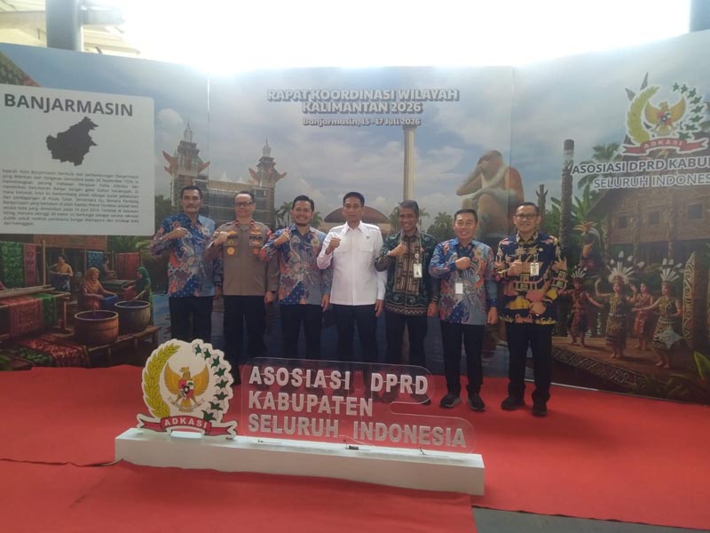 Mendagri Apresiasi Komitmen Adkasi Kawal Program Nasional WAKIL Menteri Dalam Negeri (Wamendagri) Komjen Pol (Purn) Akhmad Wiyagus berfoto bersama Ketua Umum Adkasi, Siswanto, disela pembukaan Rapat koordinasi wilayah (Rakorwil) Adkasi se Pulau Kalimantan di Banjarmasin.