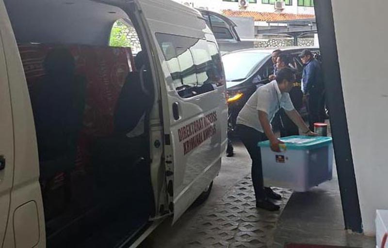 Polri Cicil Serahkan Barbuk ke Kejagung SERAHKAN BARBUK – Petugas kepolisian membawa kontiner plastik yang berisi barang bukti kasus korupsi dan TPPU mantan Jaksa Agung Muda Bidang Tindak Pidana Khusus, Febrie Adriansyah untuk diserahkan ke Kejaksaan Agung (Kejagung), Kamis (16/7).
