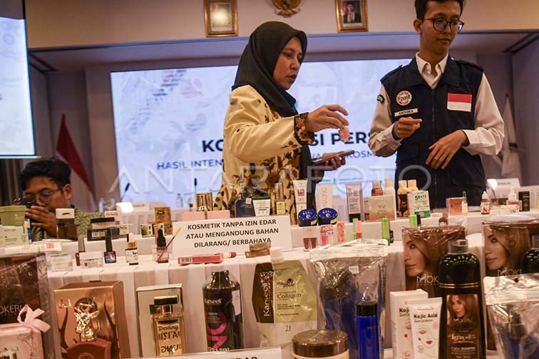Kosmetik Berbahaya Mayoritas Dijual Online WASPADAI KOSMETIK ILEGAL - Sepanjang enam bulan pertama 2026, BPOM berhasil mengungkap 9.042 tautan yng melakukan pelanggaran promosi dan penjualan kosmetik di platform digital secara ilegal, dengan nilai ekonomi temuan mencapai Rp35,8 miliar. Waspadai pembelian secara online, karena mayoritas produk yang dijual banyak beresiko bebahaya. Ribuan tautan penjualan kosmetik ilegal diungkap BPOM.(foto:mb/ant)