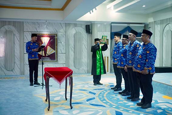 Bupati Lantik Pejabat Tinggi Pratama BUPATI Banjar H Saidi Mansyur melantik dan mengambil sumpah/janji jabatan empat JPTP di lingkungan Pemerintah Kabupaten Banjar.(foto:mb/ist)