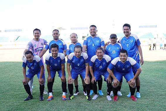 Turnamen Sepak Bola Piala Bupati Banjar Digelar BUPATI Banjar H Saidi Mansyur, Wakil Bupati Banjar Habib Idrus Al Habsyi, dan Sekda Banjar H Yudi Andrea memperkuat Tim Banjarkab.(foto;mb/ist)