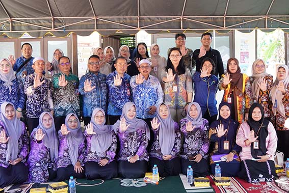 Wabup Dampingi Tim Bappenas Observasi Stunting WABUP Banjar Habib Idrus Al Habsyi bersama jajaran instansi terkait berfoto bersama di sela kunjungan ke Desa Mali-mali.(foto:mb/ist)