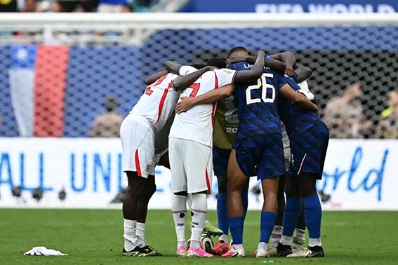 Hujan Gol! Inggris Hajar Prancis 6-4 Berkerumun - Para pemain Prancis dan Inggris berkerumun bersama setelah pertandingan perebutan tempat ketiga Piala Dunia 2026 usai. Inggris menang 6-4 dalam laga yang diadakan di Miami Stadium, Florida, Amerika Serikat, pada 18 Juli 2026 itu.(foto:mb/web)