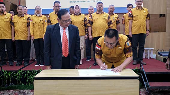 Akhmad Fydayen Kembali Pimpin PERKEMI Kalsel Periode 2026-2030 Akhmad Fydayen menandatangi SK resmi sebagai Ketua Pengprov PERKEMI Kals(foto:mb/ist)