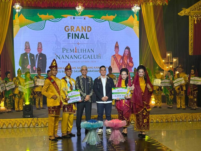 Bupati dan Wabup HSU Hadiri Grand Final Nanang Galuh HSU 2026 NAGA-Wabup HSU Hero Setiawan foto bersama pemenang Naga Tahun 2026. (foto:mb/yusuf)