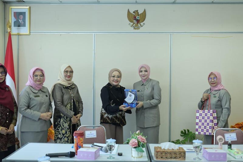 BKOW Kalsel Tingkatan Wawasan dan Kualitas Program Ketua Badan Kerjasama Organisasi Wanita (BKOW) Provinsi Kalimantan Selatan, drg Hj Ellyana Trisya Hasnuryadi saling bertukar plakat dan cinderamata dengan Ketua BKOW DKI Jakarta, Dewi Indriati Rana Karno, disela studi komparatif BKOW Kalsel.