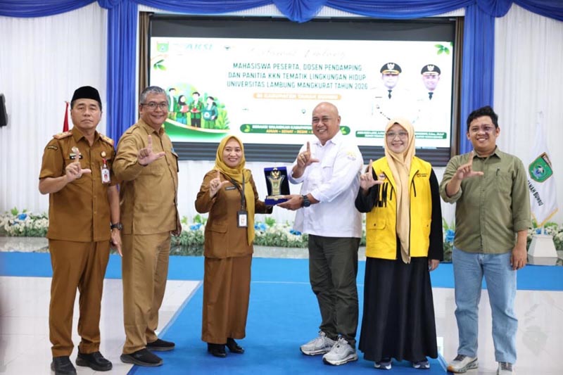 Bupati Andi Rudi Latif Terima Penghargaan ULM atas Dukungan Program KKN Lingkungan Hidup KKN MAHASISWA-Pelepasan Mahasiswa KKN Tematik Mobilitas Kegiatan Belajar Terpadu (MKBT) Universitas Lambung Mangkurat Tahun 2026 di Auditorium Universitas Lambung Mangkurat Banjarbaru. (foto:mb/ist)