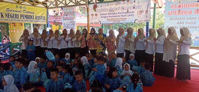 Kampanye Gemarikan Dislautkan Di TK Pembina Rantau GEMARIKAN-Ketua TP PKK Hj Faridah Yamani dan jajaran pada kegiatan kampanye Gemarikan yang diselenggarakan Dislautkan dan TP PKK provinsi Kalsel di TKN Pembina Rantau. (foto:mb/herman)