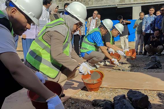 Groundbreaking Gedung Baru Bank Kalsel PEMBANGUNAN GEDUNG BARU - Wali Kota BanjarbaruHj. Erna Lisa Halaby dan Direktur Utama Bank Kalsel, Fachrudin peletakan batu pertama.(foto:mb/ist)
