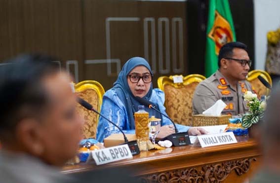Pemko Banjarbaru Tetapkan Siaga Darurat Karhutla WALIKOTA Banjarbaru Hj Erna Lisa Halaby memimpin rapat koordinasi bersama Forkopimda Banjarbaru yang kemudian menepatkan Status Siaga Keadaan Darurat Bencana Kebakaran Hutan dan Lahan (Karhutla) serta Kekeringan Tahun 2026.(foto:mb/ist)