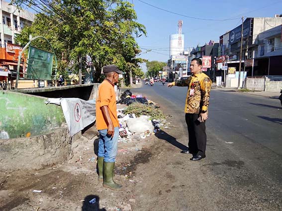 Sekda Ingin Lihat Kepatuhan Warga Buang Sampah SEKDAKO Ichrom Muftezar meninjau salah satu TPS di Banjarmasin untuk memastikan warga tidak membuang sampah di luar jam yang ditentukan.(foto:mb/ist)