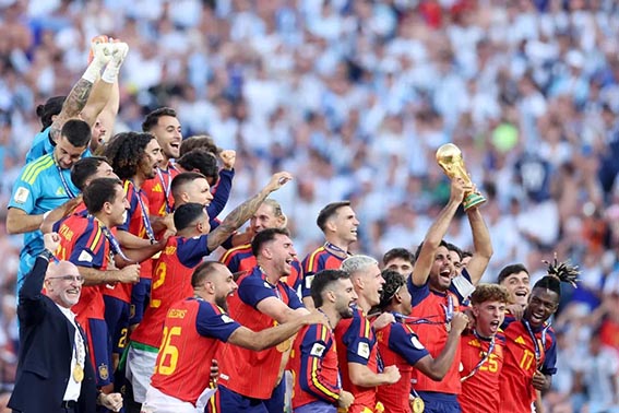 Spanyol Memang Sangat Pantas Juara Dunia Mengangkat trofi - Kapten timnas Spanyol Rodri mengangkat trofi Piala Dunia didampingi rekan-rekan satu timnya setelah memenangkan laga final Piala Dunia 2026 antara Spanyol dan Argentina di New York New Jersey Stadium, East Rutherford, New Jersey, Amerika Serikat, pada 19 Juli 2026.(foto:mb/web)
