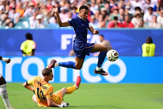 Kylian Mbappe Raih Sepatu Emas Piala Dunia 2026 Berusaha Melewati - Pesepak bola Prancis Kylian Mbappe (kanan) berusaha melewati penjaga gawang Inggris Dean Henderson dalam pertandingan perebutan tempat ketiga Piala Dunia FIFA 2026 di Miami Stadium, Amerika Serikat, Sabtu (18/7/2026). Inggris raih peringkat ketiga Piala Dunia 2026 setelah mengalahkan Prancis dengan skor. 6-4.(foto:mb/web)