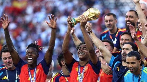 Lamine Yamal Cetak Sejarah, Remaja Pertama Juara Piala Dunia dan Euro Lamine Yamal mencetak sejarah setelah membawa Spanyol juara Piala Dunia 2026.(foto:mb/web)