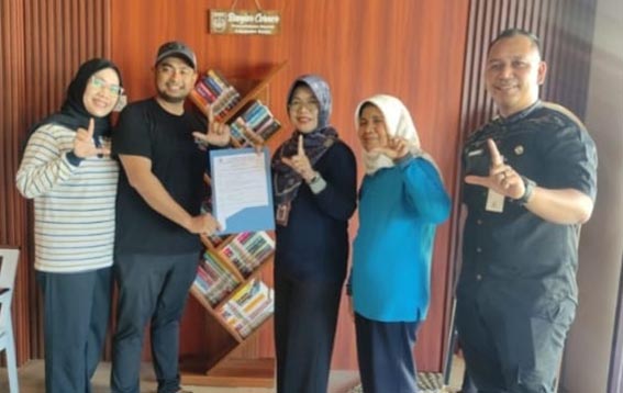 Dispersip Hadirkan Layanan Banjar Corner KEPALA Dispersip Banjar Hj Kencana Wati secara simbolis menyerahkan koleksi buku kepada pemilik Sega Coffee Brew Elgandi Murlintio Ganda.(foto:mb/ist)