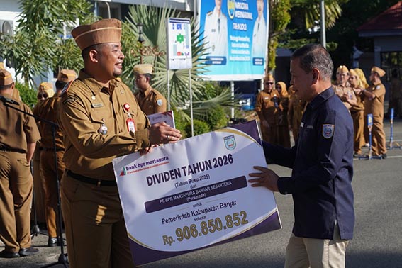 Pemkab Banjar Tetapkan Siaga Darurat Karhutla SEKDA Kabupaten Banjar H Yudi Andrea menerima dividen 2026 tahun buku 2025 dari PT BPR Martapura Banjar Sejahtera.(Foto:mb/ist)