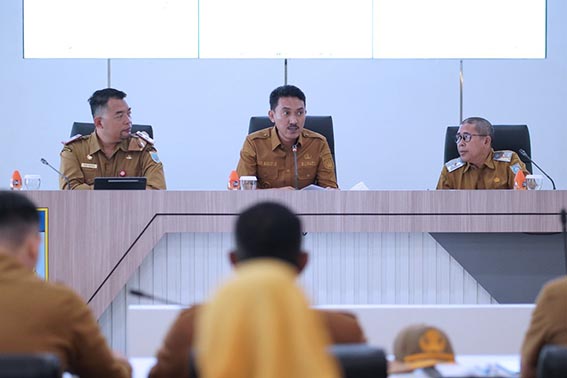 Bupati Minta SKPD Memperkuat Koordinasi BUPATI Banjar H Saidi Mansyur memberikan arahan saat Rakor Mingguan Pemerintah Kabupaten Banjar.(foto:mb/ist)