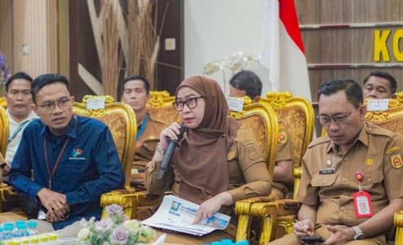Pemko Siapkan Langkah Pengendalian Inflasi WALIKOTA Banjarbaru Hj Erna Lisa Halaby memberikan arahan kepada perangkat daerah terkait untuk menyiapkan langkah-langkah mempercepat pengendalian inflasi.(foto:mb/ist)