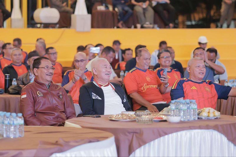 Supian HK Meriahkan Nobar Final Piala Dunia Bersama Forkopimda Ketua DPRD Provinsi Kalimantan Selatan H. Supian HK hadir dan turut memeriahkan kegiatan Nonton Bareng Final Piala Dunia bersama Forum Komunikasi Pimpinan Daerah (Forkopimda) Provinsi Kalsel. (foto:mb/ist)