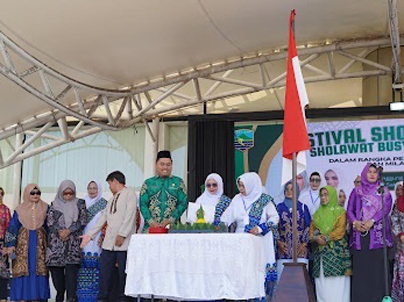 Sholawat Badar dan Mars BKMT Semarakkan Pekan Muharram dan Milad ke-45 PEKAN MUHARRAM-Badan Kontak Majelis Taklim Kabupaten Kotabaru menggelar Festival Sholawat Busyro, Sholawat Badar, dan Mars BKMT dalam rangka memeriahkan Pekan Muharram 1448 Hijriah sekaligus memperingati Milad ke-45 BKMT. (foto:mb/ebet)