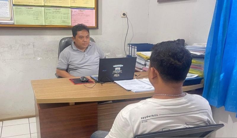 Satpolairud Polres Tanah Bumbu selamatkan 80 jiwa dari peredaran Narkotika INTROGASI-KBO Satpolairud Polres Tanah Bumbu Aiptu Muhdian Noor saat mengintrogasi pelaku yang diduga sebagai pengedar Narkotika jenis sabu-sabu di Kecamatan Satui. (foto:mb/ant)