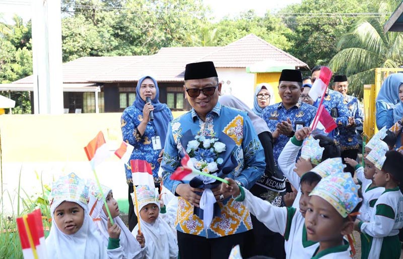 Bupati Tinjau MPLS TK Pembina Tanjung dan SDN Kambitin Bupati Tabalong, H Muhammad Noor Rifani saat datang ke TK Pembina Tanjung. (foto:mb/ist)