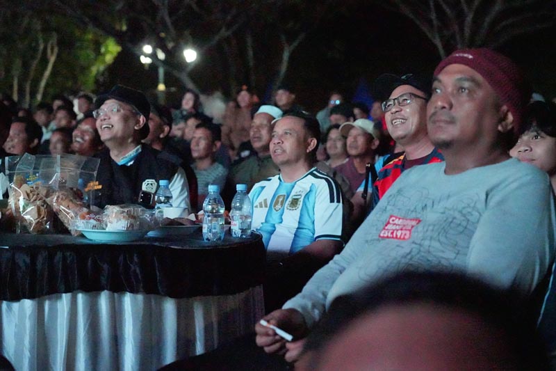 Bupati Nobar Final Piala Dunia Spanyol VS Argentina NONTON BARENG-Bupati Tapin H Yamani bersama jajaran Forkopimda Tapin dan ribuan masyarakat saat hadir dalam nonton bareng final piala dunia Spanyol VS Argentina. (foto:mb/herman)