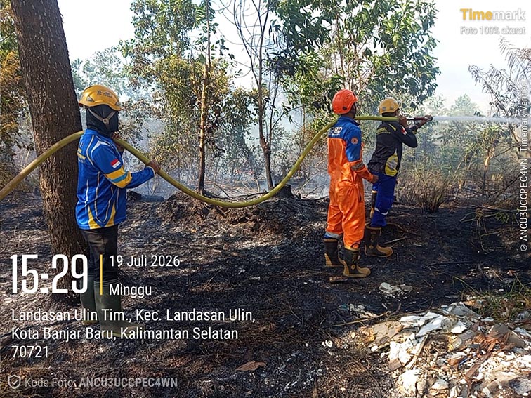 Tagana Bersama Satgas BPBD Berjibaku Padamkan Karhutla SEJUMLAH petugas gabungan Tagana dan Satgas Karhutla BPBD Provinsi Kalimantan Selatan saat melakukan pemadaman kebakaran hutan dan lahan di kawasan Banjarbaru. (Foto:mb/adpim)