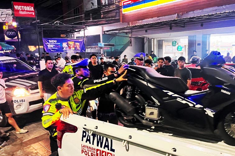 Satlantas Polresta Patroli Dini Hari Tutup Celah Balap Liar ANGGOTA Satlantas Polresta Banjarmasin mengamankan sepeda motor yang diduga terlibat dalam aksi balap liar di Banjarmasin, Sabtu (18/7) dini hari. (Foto:mb/ant/satlantas polresta bjm)
