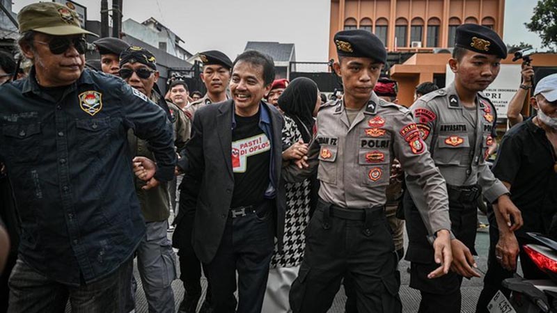 Polda: Praperadilan Roy Suryo Tidak Relevan Lagi ROY Suryo saat dikawal anggota kepolisian di kawasan PN Jaksel.