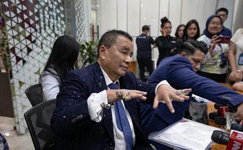 Hotman Minta Maaf Seret Prabowo Terkait Kasus Febrie PENGACARA tersangka Febrie Adriansyah, Hotman Paris Hutapea saat memberikan keterangan pers di Gedung Bundar, Kejaksaan Agung, Jakarta, Jumat (17/7).