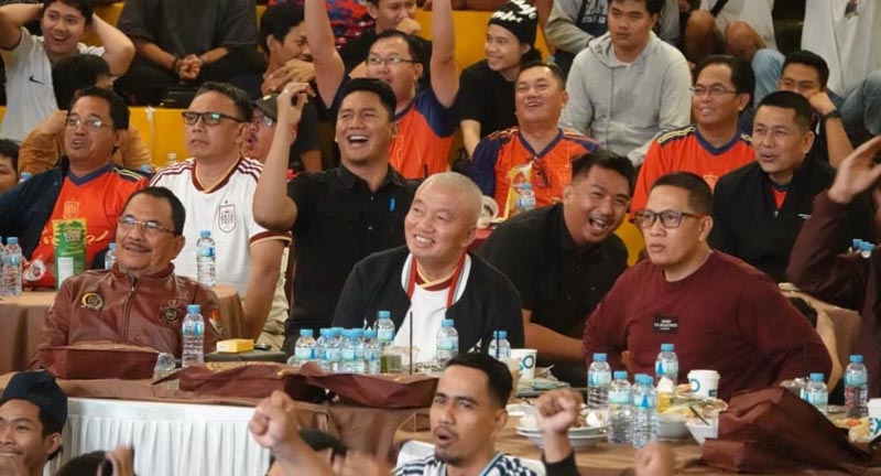 Gubernur Bersama Warga Nobar Final Piala Dunia