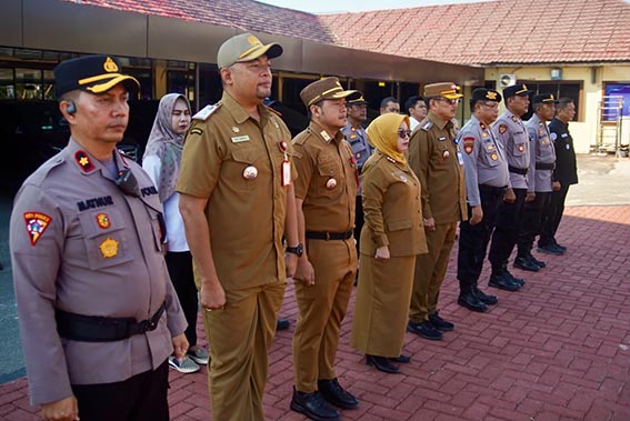 Sekda Apresiasi Kesiapan Polres Kawal Pilkades SEKDA Kabupaten Banjar H Yudi Andrea saat menghadiri Apel Pergeseran Pasukan Pengamanan Pilkades Serentak Tahun 2026.(foto:mb/ist)