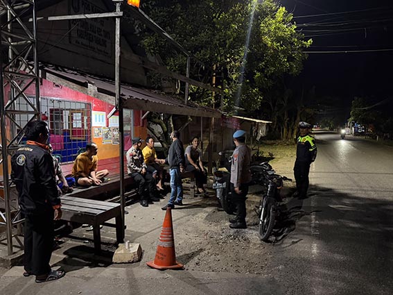Jaga Kamtibmas, Polres Tabalong Gelar KRYD BERDIALOG - Petugas Polres Tabalong saat berdialog dengan masyarakat dan menyampaikan pesan-pesan kamtibmas serta mengajak untuk meningkatkan kewaspadaan terhadap potensi tindak kejahatan, Selasa (21/7) dini hari.(foto:mb/ist)