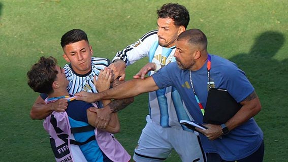 Paredes dan AFA Terancam Sanksi Imbas Ricuh di Final Piala Dunia Sanksi Berat - Leandro Paredes (dua dari kanan) terancam sanksi berat FIFA usai ricuh di final Piala Dunia 2026.(foto:mb/web)