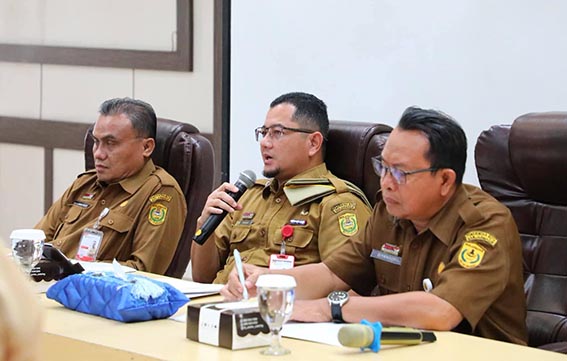 Pemko Targetkan 500 Event untuk Peringati Harjad Banjarmasin SEKDA Ichrom Muftezar memimpin rapat peringatan Harjad ke 500 tahun Kota Banjarmasin.(foto:mb/ist)