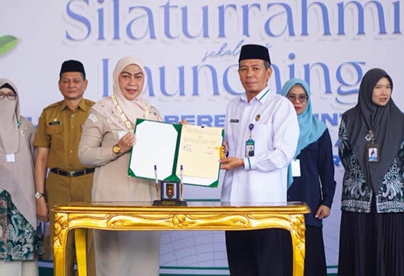 Pemko Banjarbaru Luncurkan Kurikulum Berbasis Cinta WALIKOTA Banjarbaru Hj Erna Lisa Halaby dan Kepala Kantor Kementerian Agama Kota Banjarbaru memperlihatkan Nota Kesepakatan (MoU) kerjasama pelayanan publik, Pelaminan (Pelayanan Administrasi Kependudukan Pernikahan).(foto:mb/ist)
