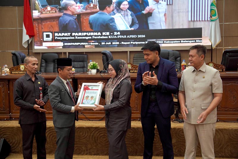 Pemkab Tetap Prioritaskan Program Strategis untuk Masyarakat ANGGARAN-Penyerahan dokumen rancangan perubahan Kebijakan Umum Anggaran dan Prioritas Plafon Anggaran Sementara (KUA-PPAS) APBD Kabupaten Balangan Tahun Anggaran 2026 oleh Sekretaris Daerah Kabupaten Balangan kepada Ketua DPRD Balangan. (foto:mb/ist)