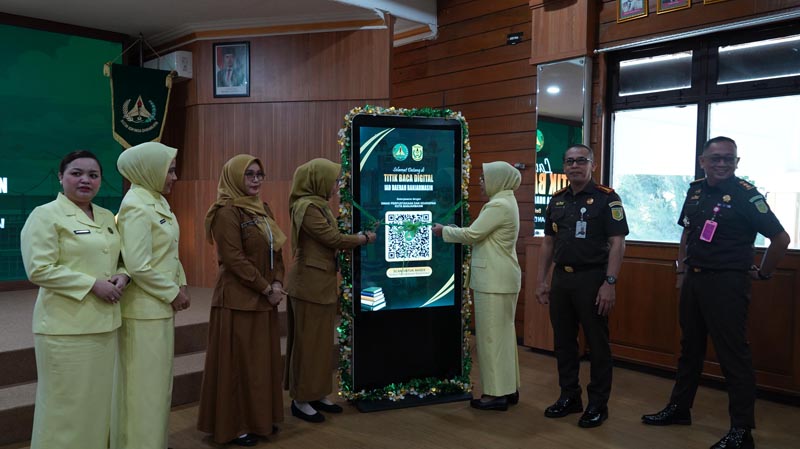 IAD Kejaksaan Negeri Banjarmasin dan Dispersip Launching Titik Baca Digital Pemerintah Kota Banjarmasin bersama Ikatan Adhyaksa Dharmakarini (IAD) Daerah Banjarmasin resmi meluncurkan fasilitas Titik Baca Digital di kawasan Kantor Kejaksaan Negeri Banjarmasin. (foto:mb/ist)