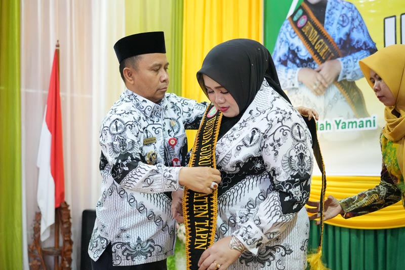 Bupati Kukuhkah Ibunda Guru Kabupaten Tapin DIKUKUHKAN-Bupati Tapin H Yamani saat mengukuhkan Hj Faridah Yamani sebagai Ibunda Guru Kabupaten Tapin. (foto:mb/herman)
