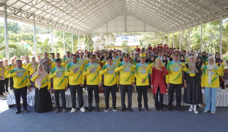 Pemkab Tapin edukasi pelajar gunakan obat secara rasional EDUKASI-Foto bersama Asisten Pemerintahan dan Kesejahteraan Rakyat Sekretariat Daerah Kabupaten Tapin Zainal Abidin dengan siswa SMAN 1 Salam Babaris usai edukasi Gema Bastari di Rantau, Kabupaten Tapin, Jumat (17/07/2026). (foto:mb/ant)