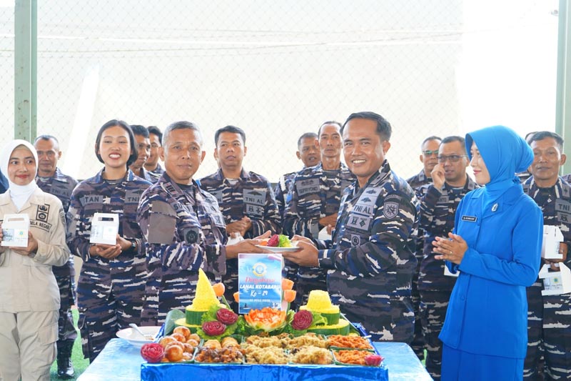 Lanal Kotabaru Perkuat Komitmen Jaga Keamanan Laut PEMOTONGAN TUMPENG-Rangkaian peringatan ditutup dengan pemotongan tumpeng sebagai ungkapan rasa syukur atas pengabdian Lanal Kotabaru selama 29 tahun. (foto:mb/ebet)