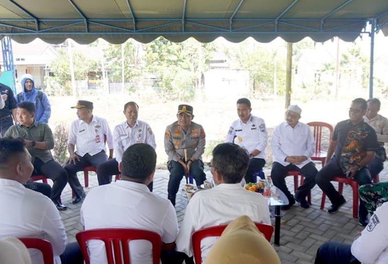 Bupati Tinjau Pelaksanaan Pilkades Serentak TINJAU PILKADES - Bupati Banjar H Saidi Mansyur dan wakilnya, Habib Idrus Al Habsyi bersama Forkopimda dan para pejabat Pemkab Banjar, meninjau pelaksanaan Pilkades Serentak 2026 di Desa Cindai Alus Kecamatan Martapura.(Foto: mb/ist)