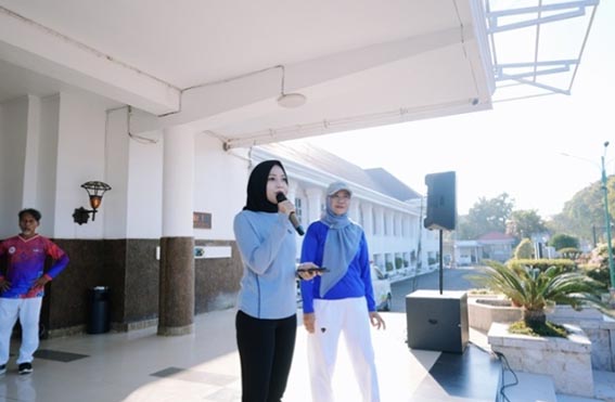 YKI Banjarbaru Sosialisasi Deteksi Dini Kanker KETUA YKI Cabang Banjarbaru Atika Anggraini Sirajoni memberikan sambutan saat Sosialisasi Deteksi Dini dan Risiko Kanker di depan Balai Kota Banjarbaru.(foto:mb/ist)