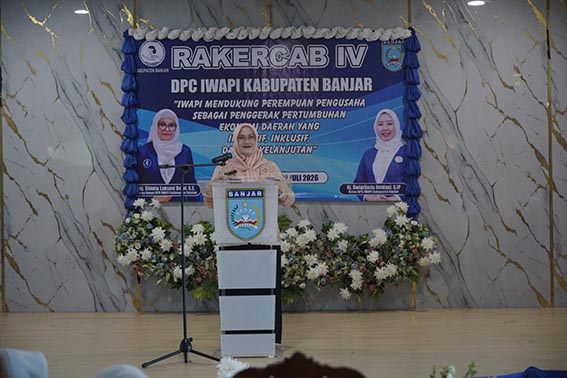 IWAPI Banjar Gelar Rakercab KETUA Dharma Wanita Persatuan Kabupaten Banjar Hj Rahmi Robiaty memberikan sambutan saat membuka Rakercab IV IWAPI Kabupaten Banjar.(foto:mb/ist)