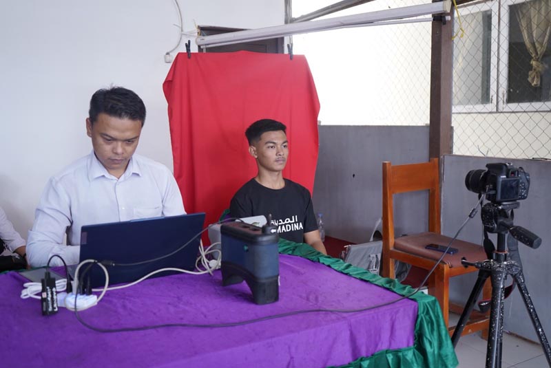 Disdukcapil Jemput Bola Layani Administrasi Kependudukan di Desa Mantimin CETAK KTP-Layanan kependudukan perekaman dan pencetakan KTP di Desa Mantimin oleh Disdukcapil Balangan. (foto:mb/ist)