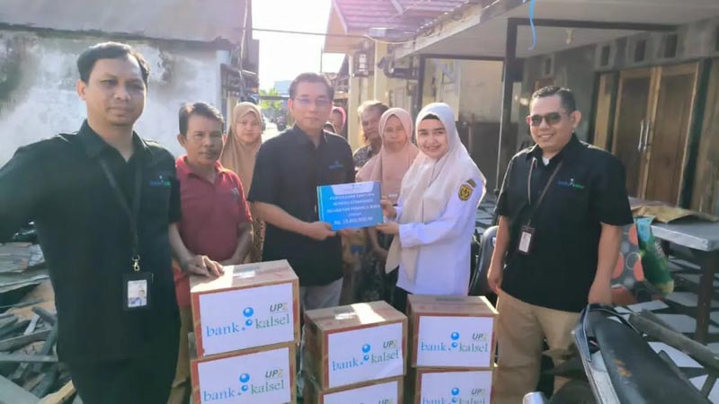 Bank Kalsel Berikan Bantuan Dana dan Makanan Bank Kalsel menunjukkan kepeduliannya terhadap warga yang terdampak musibah kebakaran di sejumlah wilayah Kota Banjarmasin.rds