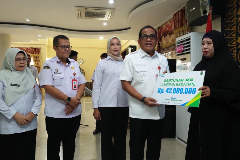 Bupati Sahrujani Launching Kepesertaan BPJS Ketenagakerjaan KETENAGAKERJAAN-Bupati HSU H Sahrujani menyerahkan kartu kepesertaan BPJS ketenagakerjaan. (foto:mb/yusuf)