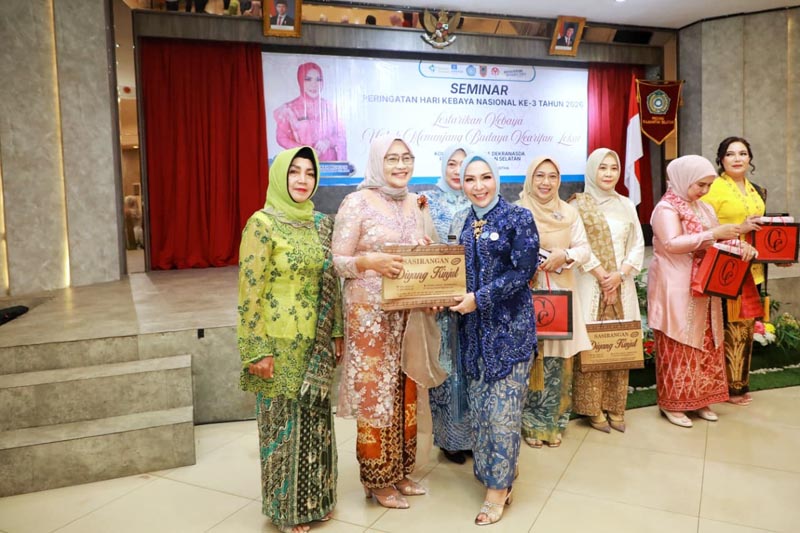 Hj Fathul Jannah Muhidin Ajak Lestarikan Kebaya dan Sasirangan Ketua Tim Penggerak PKK Provinsi Kalimantan Selatan, Hj Fathul Jannah Muhidin saat menyerahkan kenang-kenangan kepada peserta seminar yang digelar dalam rangka Hari Kebaya Nasional ke-3 tahun 2026